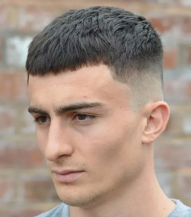 French crop dengan fringe pendek dan fade bersih