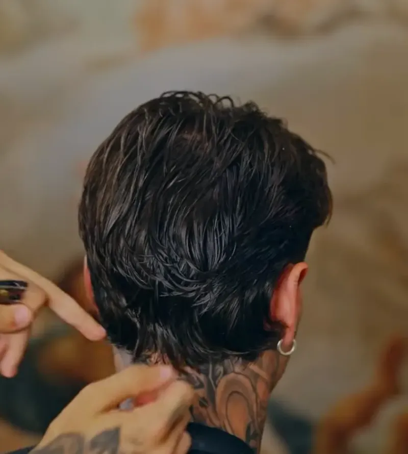 Detail belakang mullet dengan tekstur dan leher rapi