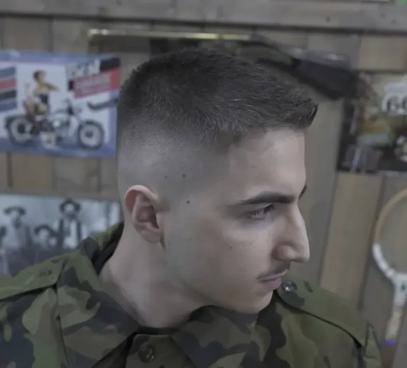 Short fade dengan potongan pendek dan bersih