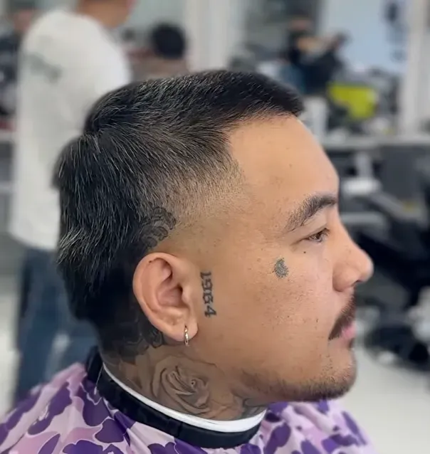 Skullet pendek dengan detail garis di samping